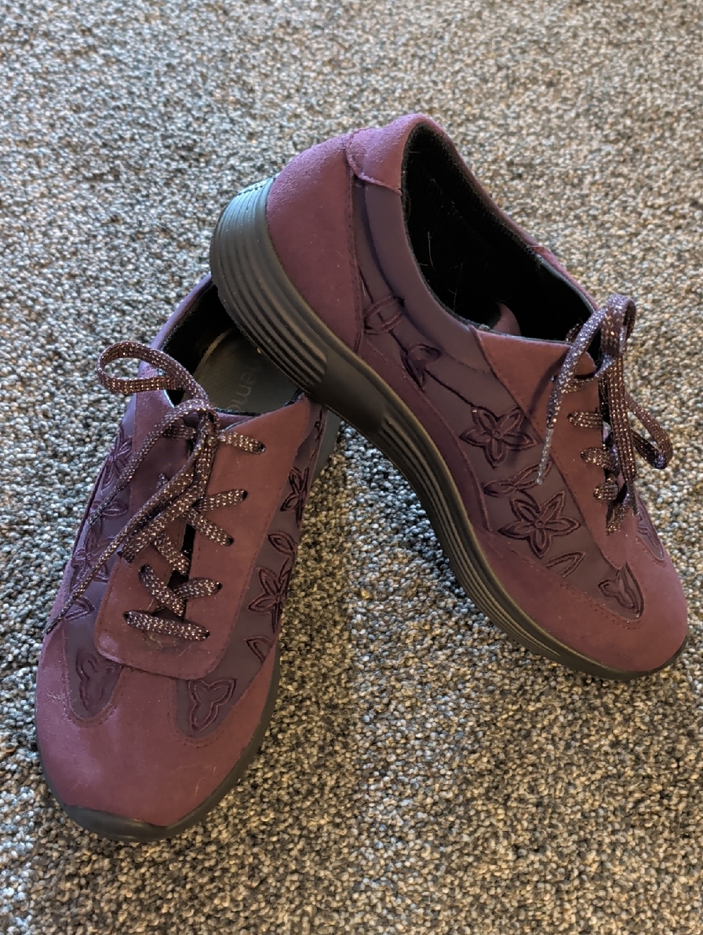 NWOB,,hotter Plum Floral-Embroidered Lace-Up Comfort Sneakers